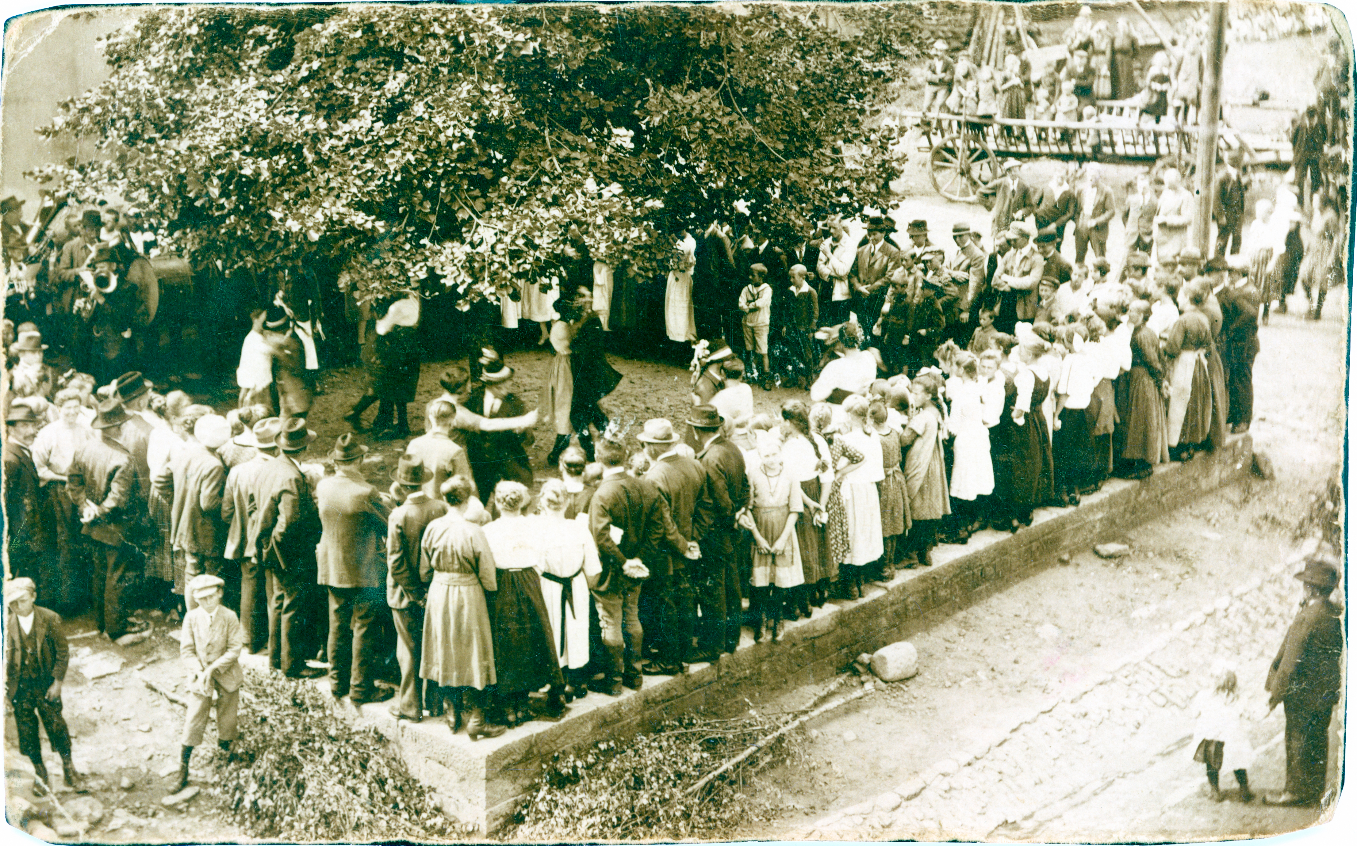 Kirbtanz um die Linde